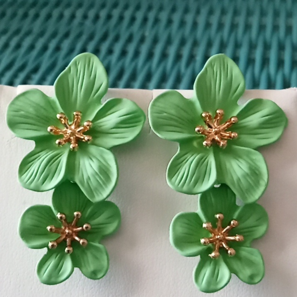 New Green Hawaiian Flower Earrings - Picture 1 of 5